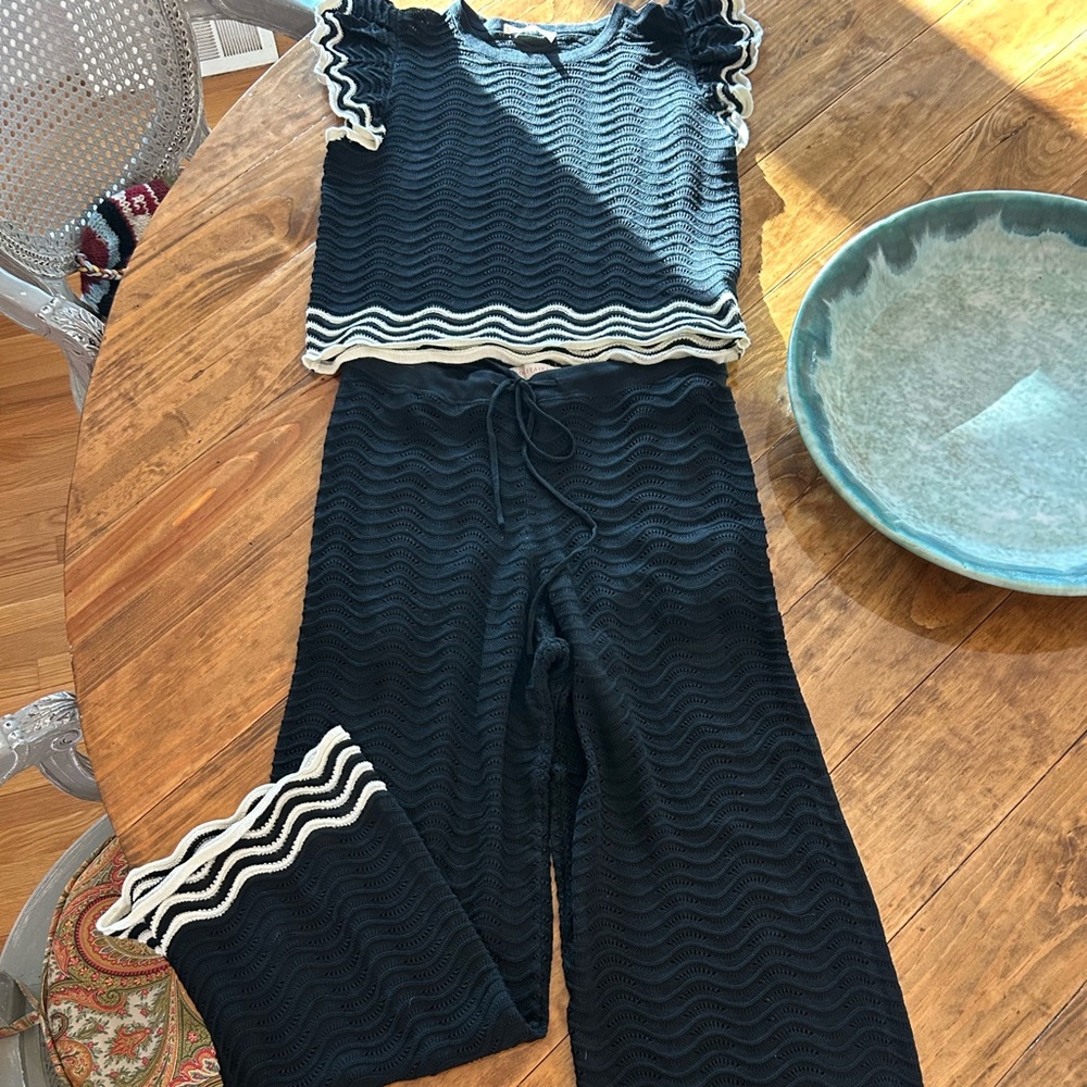 Solitaire cover up. Black with cream trim. Size M. Worn once.